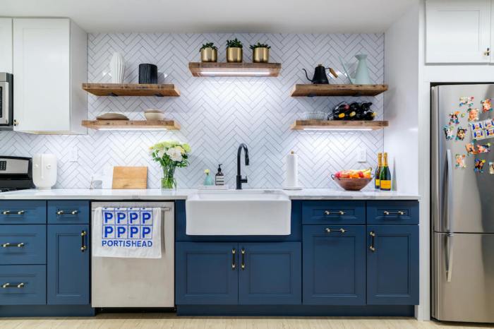 Blue and gold kitchen decor